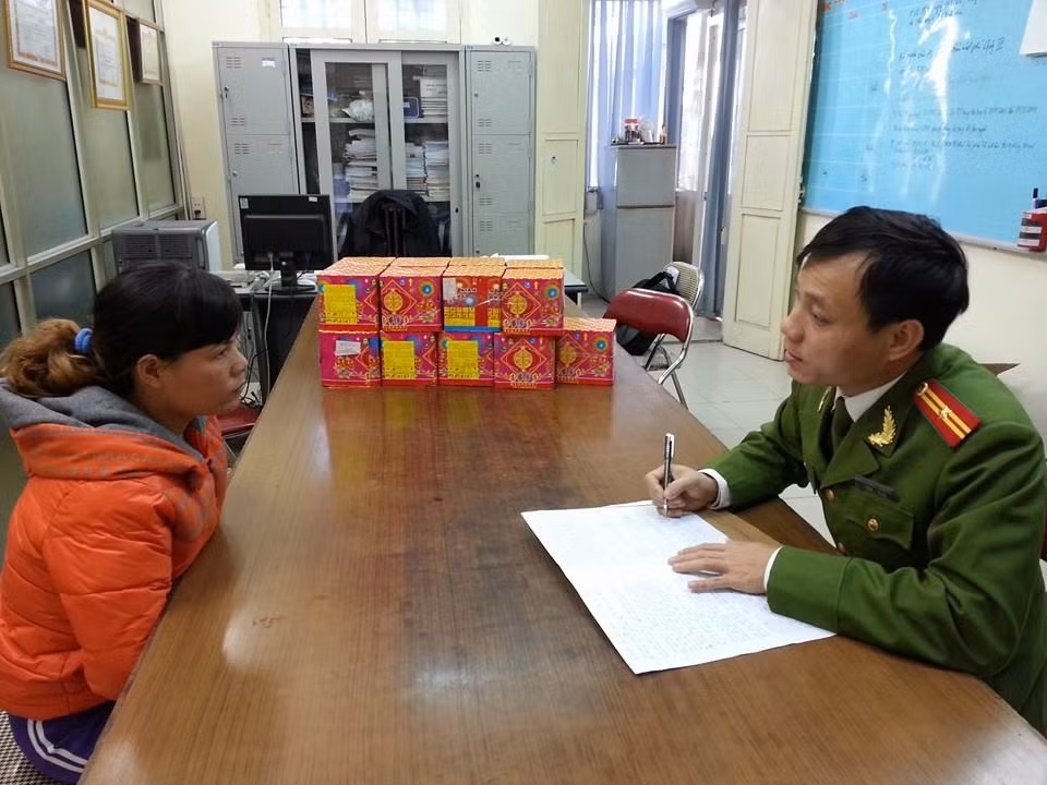 Đối tượng Bình cùng tang vật tại cơ quan công an