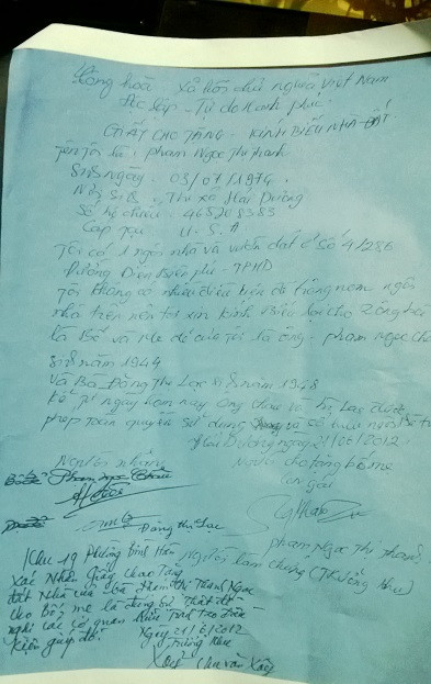 Giấy trao tặng nhà đất cho bố mẹ của chị N từ tháng 6/2012.