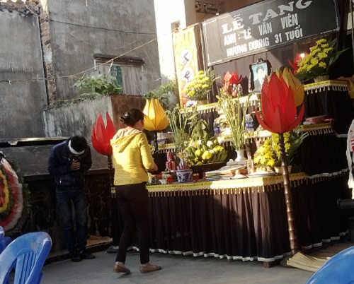 Người thân đến viếng nạn nhân.
