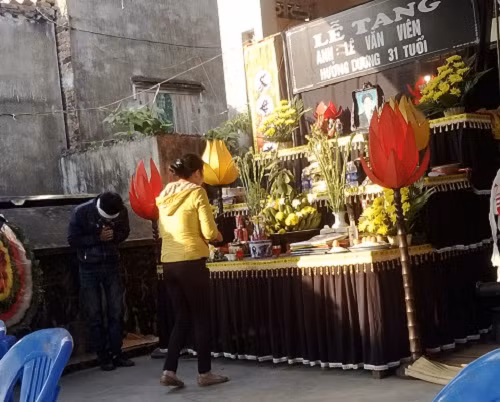 Người thân đến viếng nạn nhân.