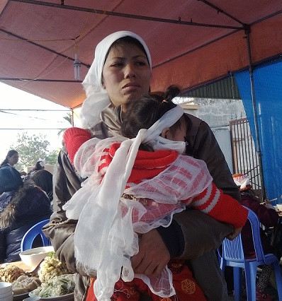 Vợ con nạn nhân.