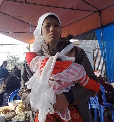 Vợ con nạn nhân.