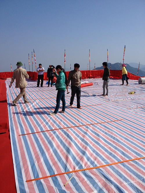 Các công nhân đang hoàn tất những khâu chuẩn bị cuối cùng cho lễ khánh thành