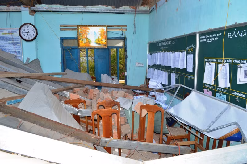 Lớp học ngổn ngang sau khi cơn lốc tràn qua.