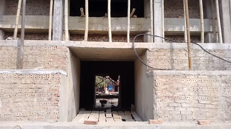 Đường hầm dẫn lên tượng - được xây dựng phía dưới chân bức tượng khổng lồ.