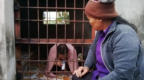 Bà Thuân chăm sóc con trai Vũ Đức Cương qua song sắt