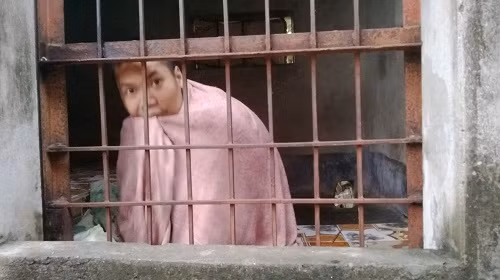 Vũ Đức Cường học hết lớp 12, đã từng đi làm giúp gia đình rồi đột nhiên phát bệnh