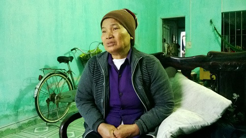 Bà Nguyễn Thị Thuân lo lắng khi lá vàng trút xuống không biết lá xanh thế nào?