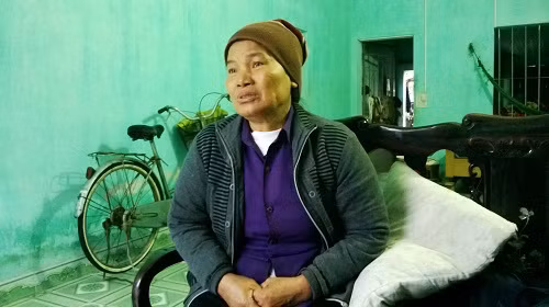 Bà Nguyễn Thị Thuân lo lắng khi lá vàng trút xuống không biết lá xanh thế nào?