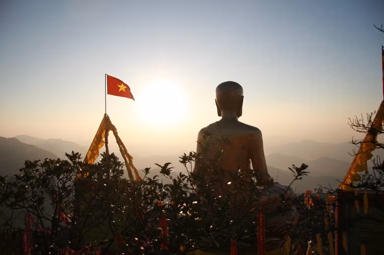 Mặt tượng hướng ra mặt trời, nằm ở độ cao 900 m so với mực nước biển.