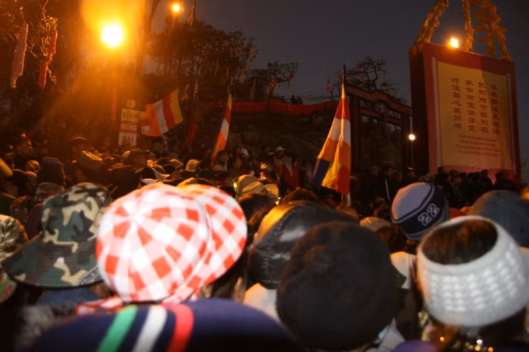 Ngay từ sáng sớm, hàng nghìn Phật tử và du khách thập phương đã đến dự.