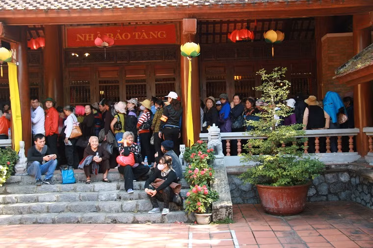 Nhiều người phải ngồi đợi vài tiếng đồng hồ.