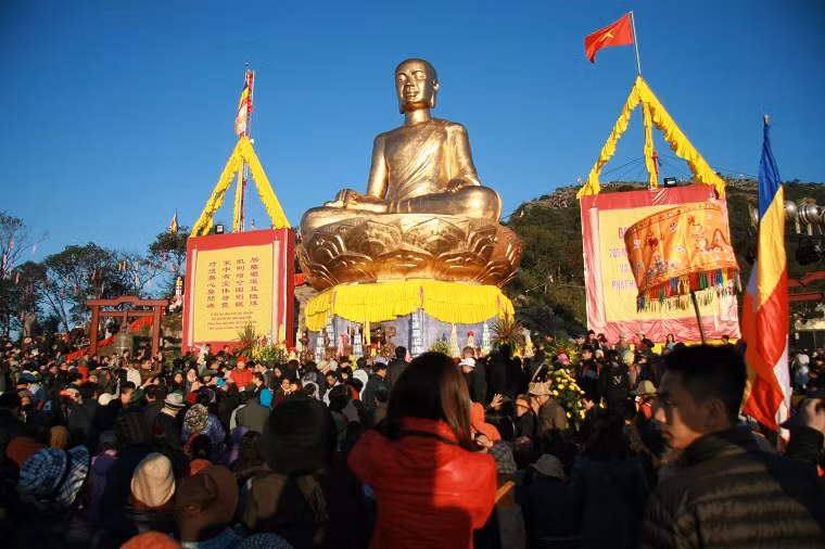 Hơn 4 vạn Phật tử và du khách đã đến dự lễ khánh thành tượng Phật hoàng Trần Nhân Tông trên đỉnh Yên tử ngày 3/12.