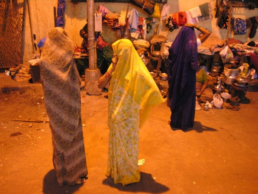 Gai ban dam An Do bi ep tiep khach bat chap COVID-19-Hinh-2