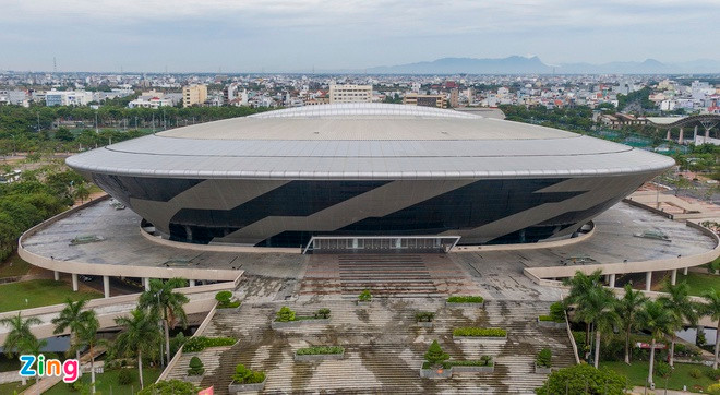 Nu canh sat mac COVID-19 tung truc tai benh vien da chien