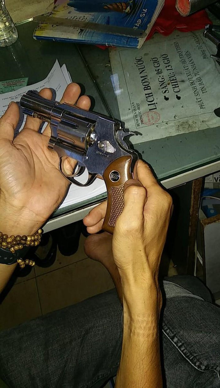 Nhờ camera, công an phát hiện bảo vệ bệnh viện tàng trữ 'hàng nóng' - Hình 3 Nho camera, cong an phat hien bao ve benh vien tang tru 'hang nong'-Hinh-3