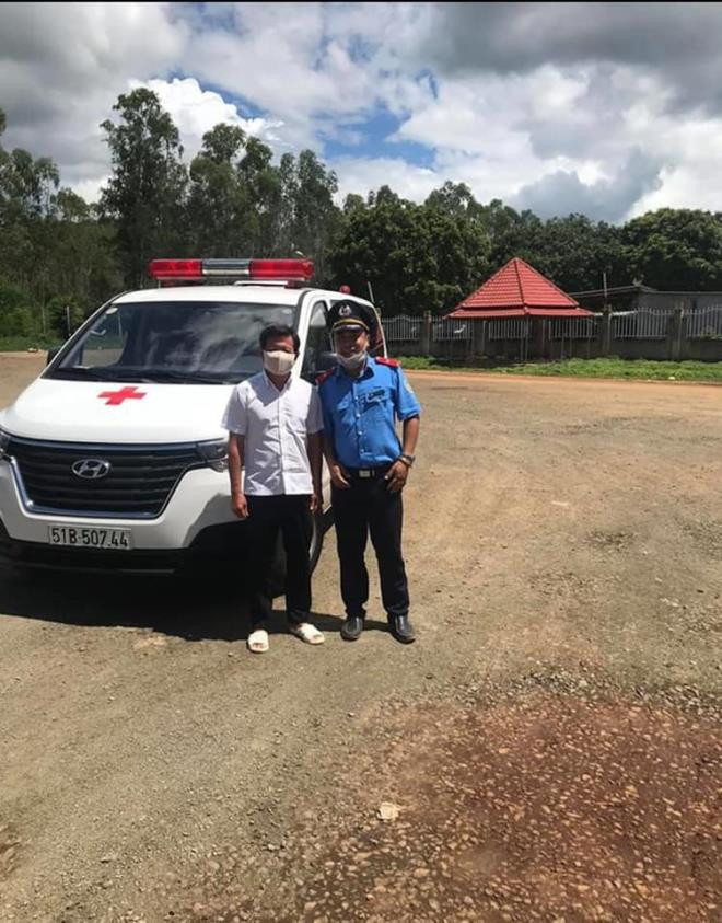 Ong Doan Ngoc Hai lai xe cuu thuong cho benh nhan ung buou ve Kon Tum-Hinh-3