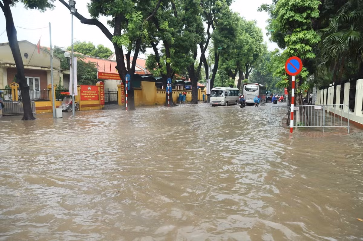 Ha Noi mua to: Bo Ho ngap sau, nhieu tuyen pho 