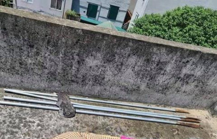 Cam dao 'phong lon' tan cong CA giai cuu dong bon