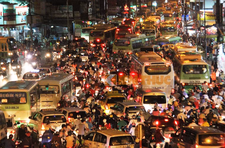 Cảnh kẹt xe chưa từng thấy trên đường Xô Viết Nghệ Tỉnh (kéo dài từ ngã tư Hàng Xanh đến Bến xe Miền Đông) sau cơn mưa lớn chiều 6/9.