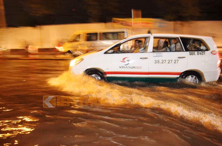 Khách nước ngoài lạ lẫm với "ngập lụt" trên phố Sài Gòn.