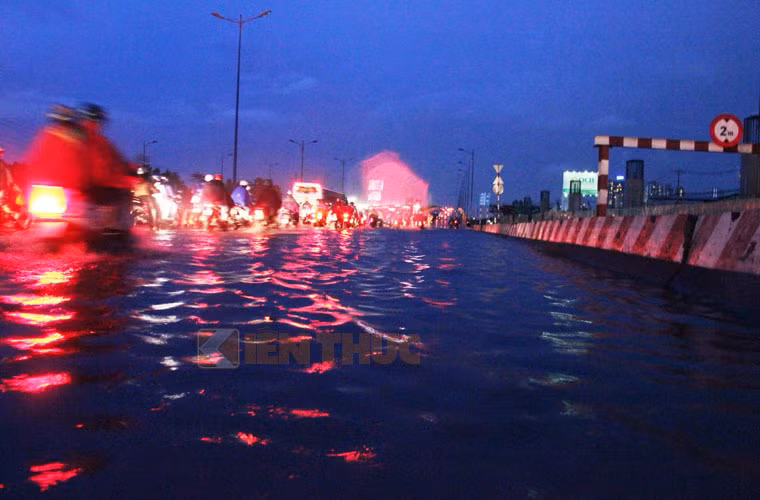 Hàng vạn phương tiện lưu thông trên xa lộ Hà Nội từ cửa ngõ vào thành phố. Khi đến khu vực cầu Rạch Chiếc đã bị ngập sâu hơn nửa bánh xe...