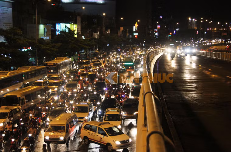 Mưa lớn, đường ngập đã khiến giao thông trên nhiều tuyến đường hỗn loạn. Hình ảnh kẹt xe tại khu vực cầu vượt thép Hàng Xanh hướng trên đường Điện Biên Phủ.