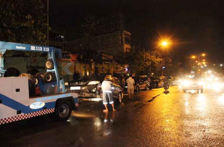 Hàng chục phương tiện bị hư hỏng do ngập nước được xe cứu hộ đưa khỏi vùng ngập nằm la liệt trên đường.