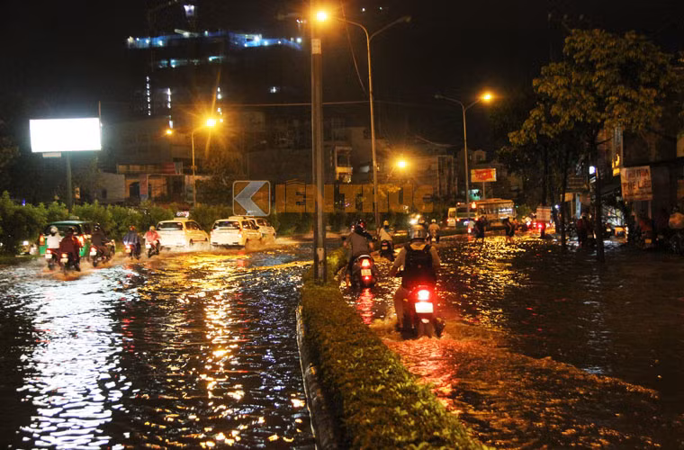 Trên đường Nguyễn Hữu Cảnh, đoạn qua quận Bình Thạnh, các loại xe bì bõm lội nước...