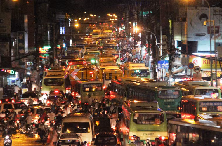 Hàng chục ngàn phương tiện kẹt cứng, không thể lưu thông. Đến tận khuya ngày 6/9, tình trạng ùn tắc vẫn còn diễn biến phức tạp.