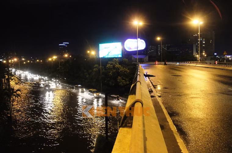 Nhìn cây cầu cạn vượt qua nút giao đường Điện Biên Phủ - Nguyễn Hữu Cảnh như cầu bắc qua sông.
