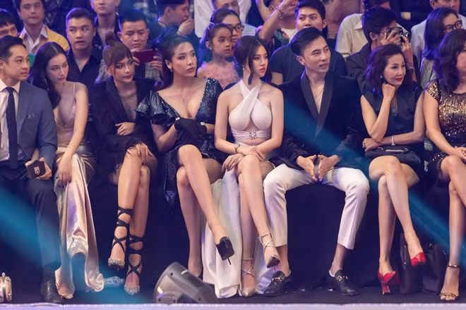 Jolile Nguyễn nổi bật giữa dàn mỹ nhân trên hàng ghế VIP. Cô chăm chú theo dõi buổi trình diễn của các thí sinh The Face Việt Nam. 