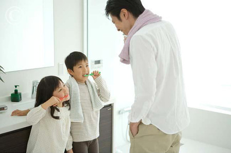 Tạo thói quen vệ sinh cá nhân tốt. Virus cảm lạnh và cảm cúm dễ lây lan nhất khi tiếp xúc trực tiếp với những vật trong nhà như điện thoại, điều khiển ti vi, điều khiển điều hòa hoặc khi hắt xì. Rửa tay sạch sẽ - đúng cách trước khi ăn, sau khi đi vệ sinh và chơi đùa cũng sẽ giúp trẻ loại bỏ hiệu quả những tác nhân gây bệnh nguy hiểm từ chính đôi bàn tay của mình.