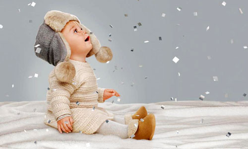 Chọn quần áo phù hợp cho trẻ:là điều rất quan trong, các mẹ chỉ cần lười 1 phút là có thể khiến trẻ bị ốm ngay lập tức. Nếu cho trẻ đi lớp, tốt nhất nên để trong balo của trẻ cần có quần áo của cả 3 mùa, áo khoác khi đi đường, bộ dài tay nếu trời trở lạnh, bộ ngắn tay nếu trời nóng lên và nhờ các cô giáo thay cho con khi cần. nên mặc đồ cotton thoáng mát, dễ thấm mồ hôi, không để hở cổ và hở bụng trẻ khi đi ngủ.