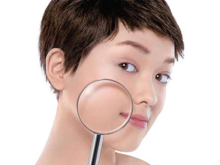 Da dầu gây mụn. Da dầu có nghĩa là các tuyến bã nhờn đang hoạt động rất hiệu quả, ngược lại với tình trạng mụn là do các tuyến bã nhờn bị tắc.