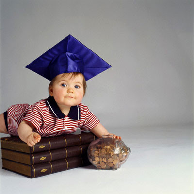 Trẻ kiên nhẫn sau thông minh hơn. Một nghiên cứu của đại học Stanford phát hiện ra rằng trẻ sơ sinh có biểu hiện dạng như sự kiên nhẫn sẽ có điểm thi đại học cao hơn và về sau sẽ hạnh phúc hơn các trẻ khác. Không cần phải là những dấu hiệu quá rõ ràng, mẹ có thể quan sát được dấu hiệu của sự kiên nhẫn của trẻ ngay từ cuối năm đầu tiên của trẻ.