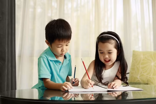 Có thể vượt trước trong việc lý giải mối quan hệ giữa các sự vật, có sức phán đoán, sức phân biệt và năng lực khái quát sự vật tương đối mạnh.