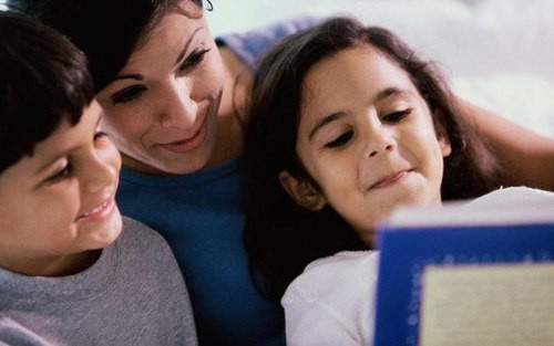 Con đầu và con thứ là khác nhau. Vào những năm 1990, nhà phân tích tâm lý Alfred Adler đã đi tiên phong trong việc nghiên cứu sự khác nhau giữa những đứa trẻ phụ thuộc vào thứ tự sinh. Theo nghiên cứu của ông, con đầu thường có chỉ số IQ cao hơn con thứ và con thứ thì lại giỏi giao tiếp xã hội và cởi mở, có nhiều mối quan hệ hơn con đầu.