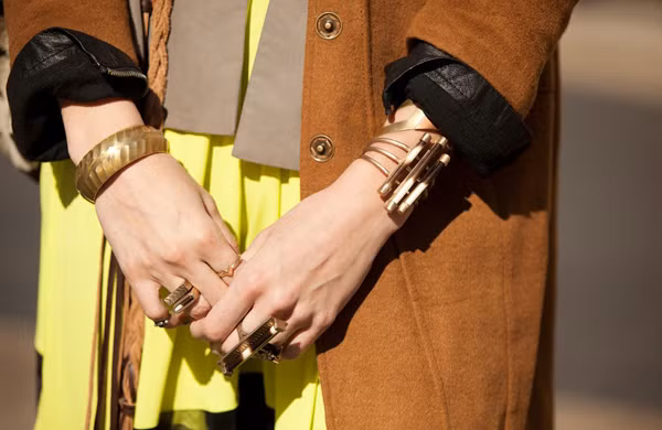 Trang sức kim loại. Những món đồ trang sức kim loại bày bán khắp nơi trên đường phố với giá cả phải chăng thật hấp dẫn để cho chúng ta bổ sung thêm vào tủ quần áo. Nhưng những loại trang sức có giá "siêu rẻ" này thường được làm từ kim loại có chứa niken, một chất gây dị ứng phổ biến, dẫn đến phát ban, ngứa và đỏ.