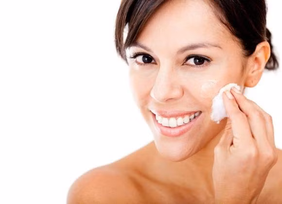 Chọn kem dưỡng sai mùa. Nếu thiếu độ ẩm cần thiết, làn da của bạn sẽ trở nên nhợt nhạt, vàng vọt. Bạn nên lựa chọn những sản phẩm có tinh chất dưỡng ẩm nhẹ cho mùa xuân, mùa hè, mùa thu và đậm đặc hơn cho những tháng mùa đông khắc nghiệt. Tất nhiên, kem dưỡng da sẽ không phát huy tác dụng nếu bạn uống ít hơn 1,5 lít nước tối thiểu cho mỗi ngày.