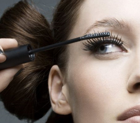 Dùng mascara sai cách. Việc thường xuyên lắc, đập, rút ra rút vào phần chổi mascara sẽ khiến cây chuốt mắt của bạn mau bị khô. Tệ hại hơn nữa điều này còn có thể tạo điều kiện cho vi khuẩn xâm nhập vào mascara và gây tổn hại cho mắt khi sử dụng. Bạn có thể dùng miếng bông tẩy trang thấm ướt để lay bớt các vết vón bẩn trên mascara trước khi sử dụng để lấy mascara được dễ dàng hơn.