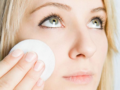 Nước hoa hồng. Ngay từ những ngày hè, nước hoa hồng đã luôn là loại mỹ phẩm "đồng hành" cùng phái đẹp ưa trang điểm. Nó giúp làm dịu và tăng độ ẩm của da 1 cách hiệu quả. Tuy nhiên, vào mùa lạnh, bạn nên chọn nước hoa hồng dưới dạng gel lỏng và thoa ngay cả khi trước khi sử dụng kem dưỡng ẩm hoặc serum. Cách này sẽ giúp các làn da được làm mềm và hấp thụ hiệu quả các dưỡng chất của kem dưỡng.