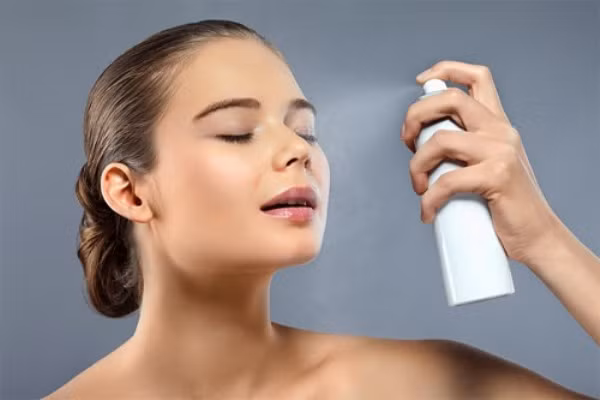 Xịt khoáng. Cuối cùng, đừng quên bước xịt khoáng sau mỗi bước trang điểm. Bước này không những giúp bạn bảo vệ lớp makeup ban đầu mà còn tạo 1 màn sương giữ ẩm tái tạo da hiệu quả. Đặc biệt, vào mùa này, bạn nên chú ý chọn lựa những loại xịt khoáng có chứa thành phần lô hội, bơ hay vitamin C để tăng cường độ ẩm và dưỡng da nhé.