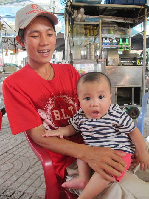 Mất 2 tháng giằng co, bé Nguyễn Trần Anh Khoa mới được rời khỏi mái ấm.