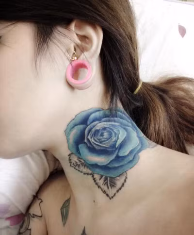 Sau khi nong tai, bạn có thể đeo những khuyên vòng kích thước lớn.