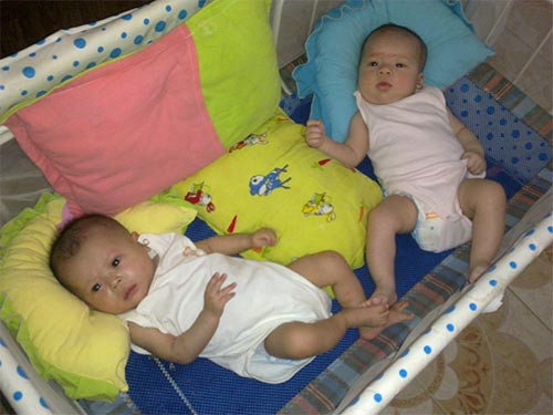 Do không có 1,2 triệu đồng/tháng đóng cho mái ấm nên người mẹ đành viết giấy cho con - bé Thiên Thanh (trái)