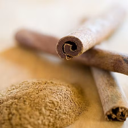 Quế. Quế là một thực phẩm rất phổ biến trong mùa đông lạnh giá, nó không chỉ là một loại gia vị giúp món ăn trở nên đậm đà hơn mà còn giúp cơ thể thúc đẩy quá trình trao đổi chất, đồng thời kiểm soát lượng đường và lượng cholesterol. Thế nên, nó được coi là một thực phẩm giảm cân hiệu quả.