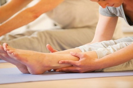 Tích cực vận động. Tiết trời lạnh khiến bạn thường bỏ qua các bài tập thể dục ngoài trời buổi sáng như đi bộ, chạy, chơi cầu lông và đặc biệt là bơi lội. Nếu ngại phải ra ngoài vào trời lạnh, bạn có thể chọn các bài tập vận động trong nhà đơn giản mà hiệu quả. Các bài tập yoga rất thích hợp với kiểu thời tiết này.