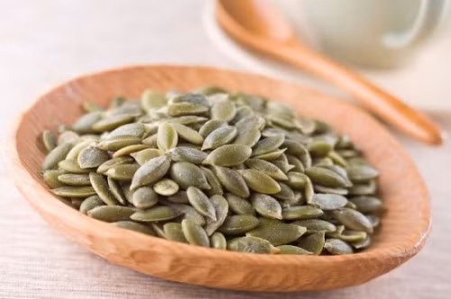 Hạt bí ngô. Hạt bí ngô là loại thực phẩm có thành phần dinh dưỡng phong phú, đồng thời rất giàu magie có tác dụng làm chậm quá trình lão hóa. Khi bạn ăn bí ngô, việc cắn và nhai liên tục sẽ giúp bạn không ngừng tiết nước bọt, từ đó phòng ngừa sự chuyển đổi chất béo đồng thời loại bỏ các chất thải và độc tố trong cơ thể.