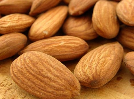 Ăn những chất béo có lợi. Hẳn bạn đã nghe không ít lần điều này, “chất béo là bạn của cơ thể” nhưng nhắc lại vẫn không thừa chút nào. Chất béo tạo ra hiệu ứng thỏa mãn cơ thể, từ đó làm giảm đi cơn thèm đường và các chất tinh bột. Vì thế, bạn nên tìm những chất béo có lợi trong quả bơ, dầu ô-liu và cá để vừa cung cấp lượng chất béo cần thiết vừa không khiến cơ thể béo lên.